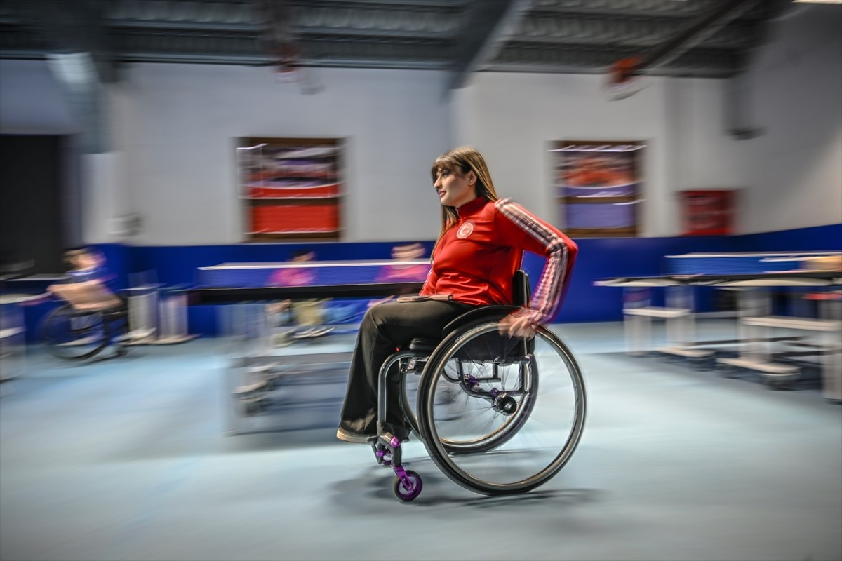 İsveç'te düzenlenen Avrupa Para Masa Tenisi Şampiyonası'nda birer altın ve gümüş madalya kazanan...