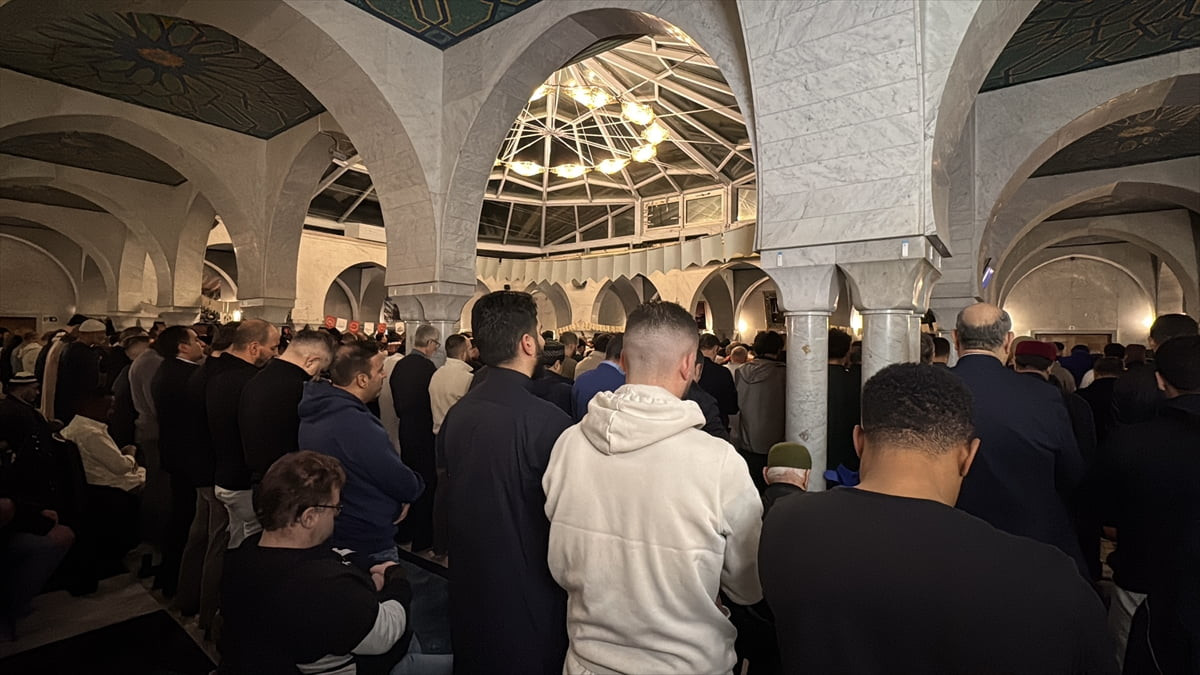 İsviçre genelinde Müslümanlar, ramazanın ilk teravih namazını eda etti. Cenevre'de, Cenevre İslam...