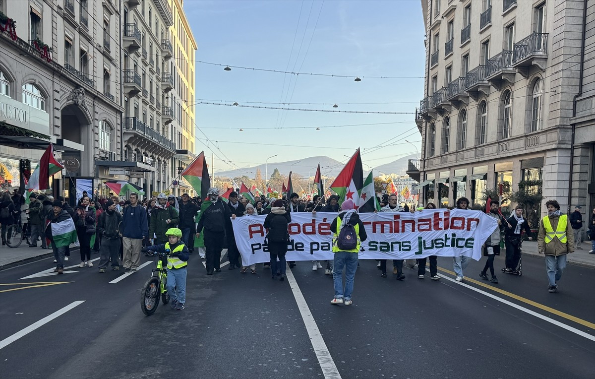 İsviçre'nin Cenevre kentinde binlerce kişi, Filistin halkıyla dayanışma için yürüyüş yaptı....