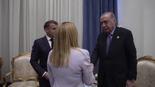 İtalya Başbakanı Giorgia Meloni, G7 zirvesinde toplantı arasında liderlerle yaptığı sohbet...
