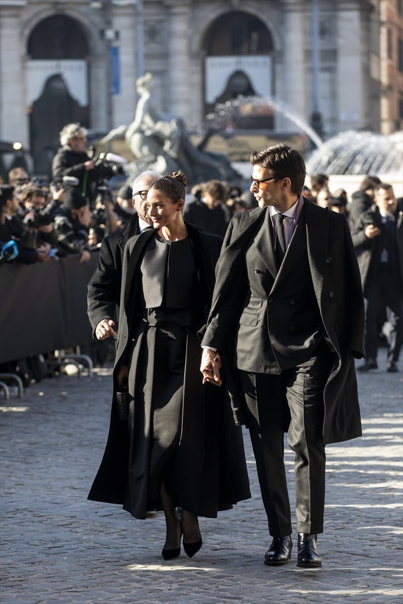 İtalya'da 19 Ocak'ta hayatını kaybeden dünyaca ünlü modacı Valentino Garavani, bugün Roma'da...