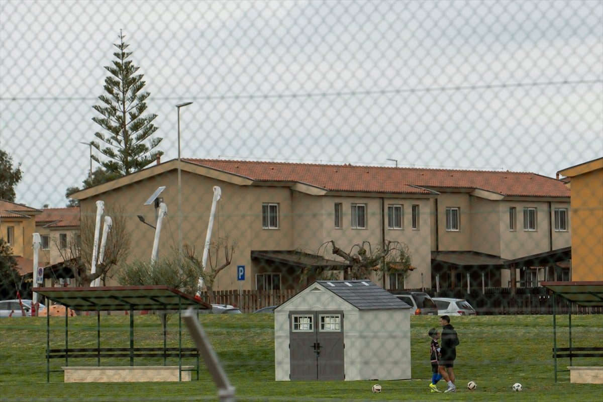 İtalya'da bir grup gösterici, Sicilya Adası'ndaki ABD'nin Sigonella Üssü girişinde, ABD ve...