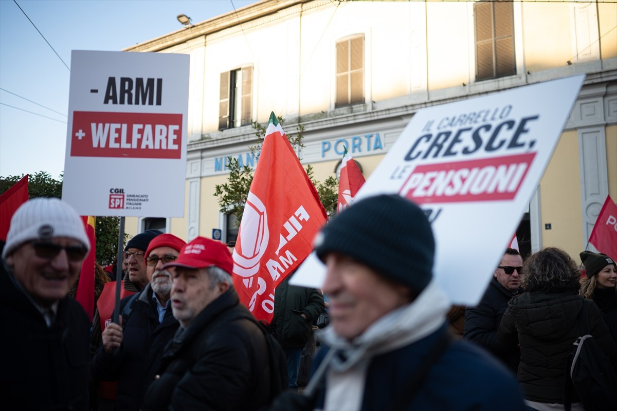 İtalya'da işçiler, Giorgia Meloni liderliğindeki sağ koalisyon hükümetinin hazırladığı 2026 bütçe...