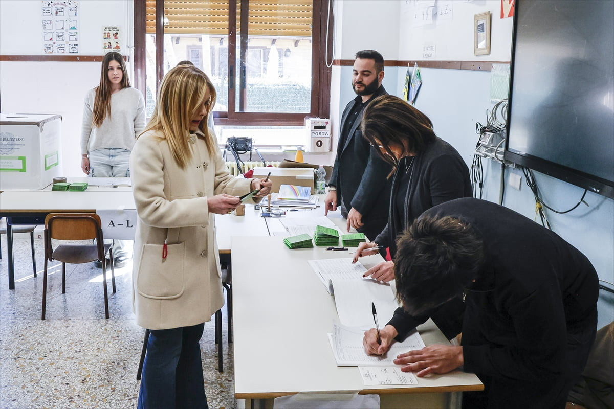 İtalya'da yargı alanında bazı yeni düzenlemeler öngören anayasa değişikliği referandumunda oy...