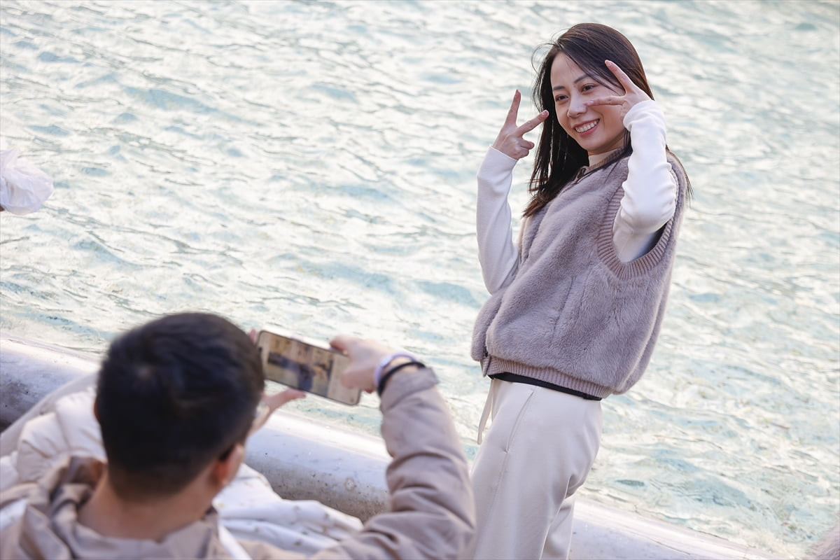 İtalya'nın başkenti Roma'nın her dönem yoğun turist çeken noktalarından Trevi Çeşmesi için bir...