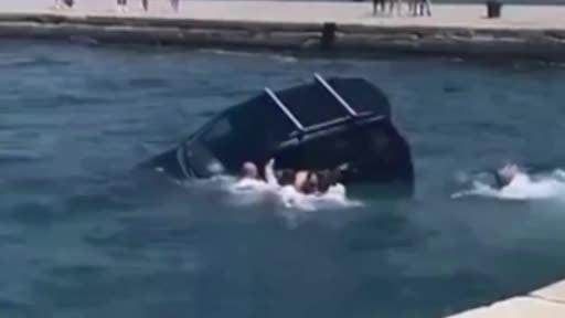 İtalya'nın kuzeydoğusundaki Trieste kentinde aracıyla denize düşen sürücü, olay yerinde bulunan...