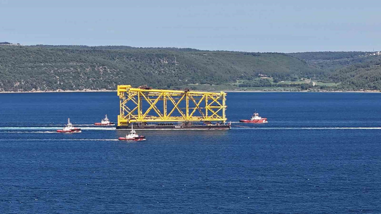 İTALYA’DAN ROMANYA’YA GİDEN DUBALARLA TOPLAM 350 METREYE ULAŞAN SONDAJ PLATFORMU İSKELESİ...