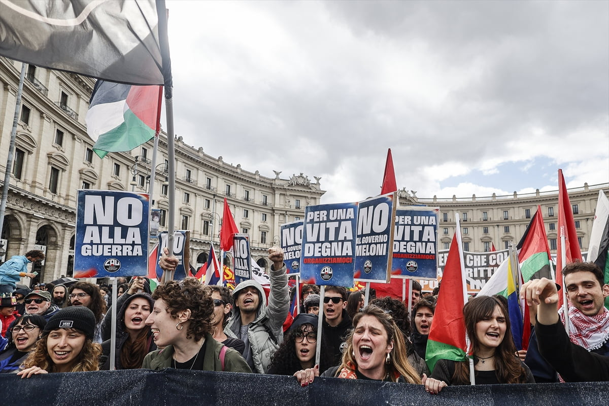 İtalya’nın başkenti Roma’da binlerce kişi, ABD ile İsrail’in İran’a yönelik saldırılarını protesto...