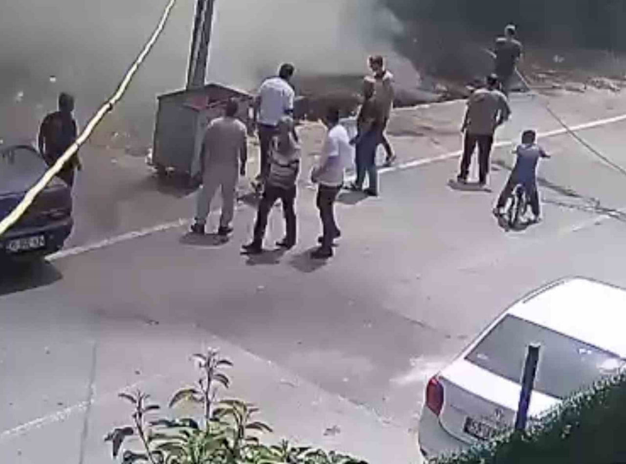 İTFAİYE EKİPLERİ GELENE KADAR VATANDAŞLAR HORTUMLA YANGINA MÜDAHALE ETTİ.