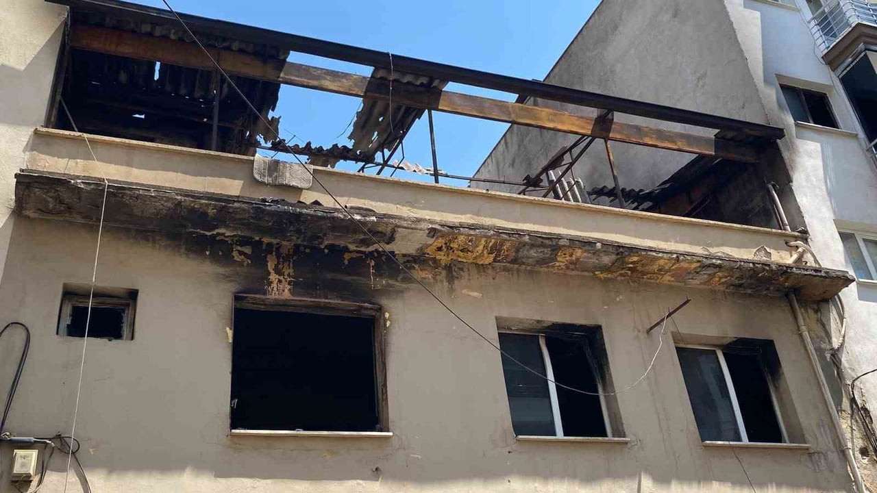 İTFAİYE EKİPLERİNİN MÜDAHALESİYLE YANGIN KISA SÜREDE SÖNDÜRÜLÜRKEN, EV KULLANILAMAZ HALE...