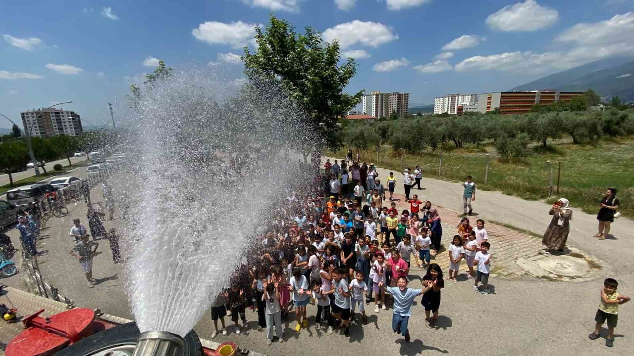 İTFAİYE EKİPLERİNİN SU PÜSKÜRTEREK ÇOCUKLARI SERİNLETTİĞİ ETKİNLİKTE RENKLİ GÖRÜNTÜLER ORTAYA...