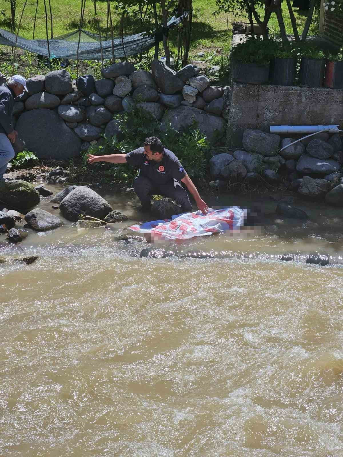İTFAİYE EKİPLERİNİN YAPTIĞI ARAMA ÇALIŞMALARI SONUCUNDA GENCİN CANSIZ BEDENİNE ULAŞILDI.