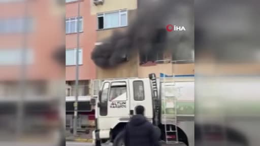 İtfaiye eri yangında dumandan etkilenen kediyi kalp masajı ile hayata döndürdü