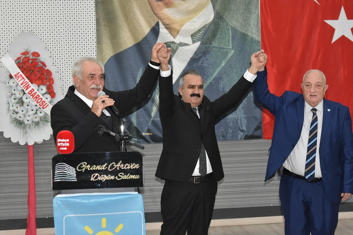 İYİ Parti Genel Başkan Yardımcısı Cumali Durmuş, (solda) partisinin bir otelde düzenlenen Artvin...