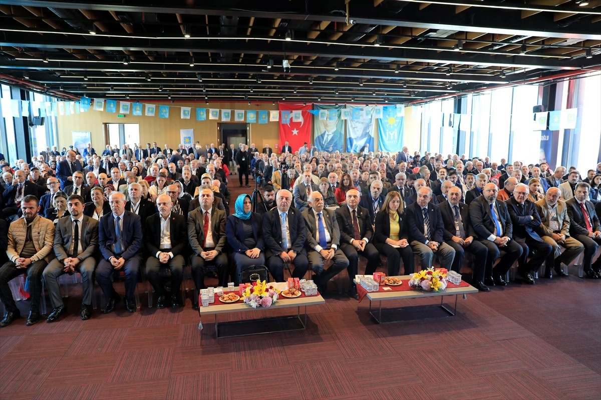 İYİ Parti Genel Başkan Yardımcısı ve Samsun Milletvekili Erhan Usta, partisinin Samsun 4. Olağan...