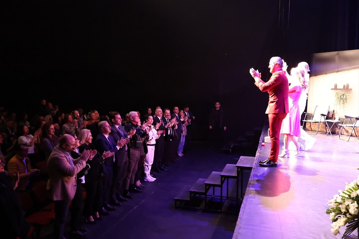 İYİ Parti Genel Başkanı Müsavat Dervişoğlu, Çankaya Sahne'de senarist ve yapımcı Gani Müjde'nin...