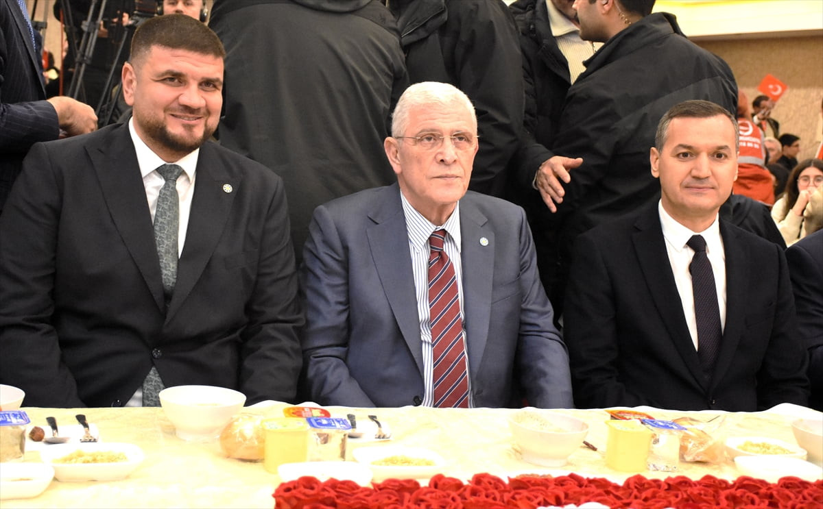 İYİ Parti Genel Başkanı Müsavat Dervişoğlu (ortada), Aksaray kent merkezinde bir düğün salonunda...