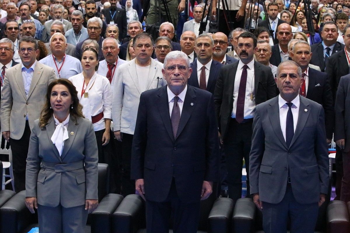 İYİ Parti Genel Başkanı Müsavat Dervişoğlu (ortada), Kültürpark Celal Atik Spor Salonu'nda...