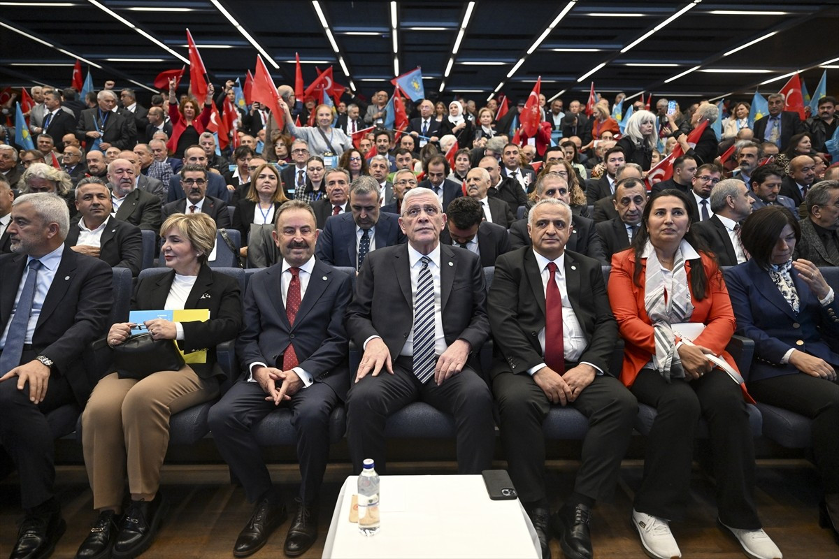 İYİ Parti Genel Başkanı Müsavat Dervişoğlu (ortada), partisinin Nazım Hikmet Kültür Merkezi'nde...
