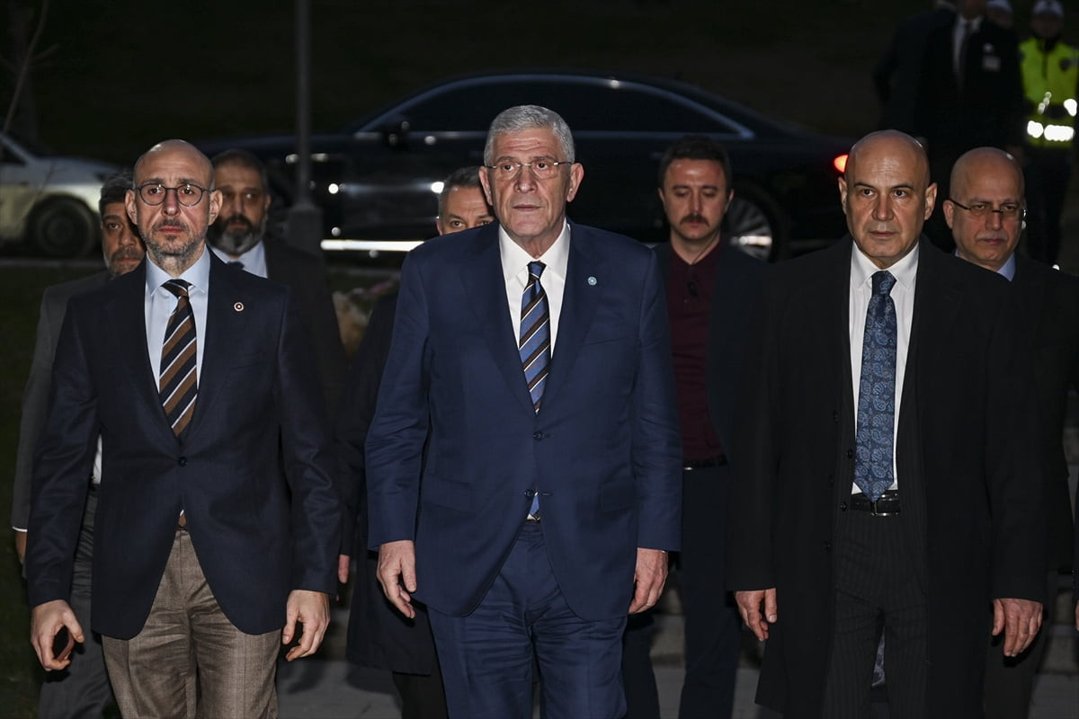 İYİ Parti Genel Başkanı Müsavat Dervişoğlu (ortada), TBMM Bahçe Lokantası'nda basına kapalı olarak...