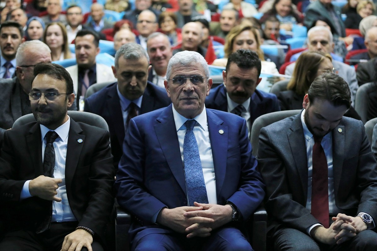 İYİ Parti Genel Başkanı Müsavat Dervişoğlu (ortada), Yunusemre Millet Çarşısı Konferans Salonu'nda...