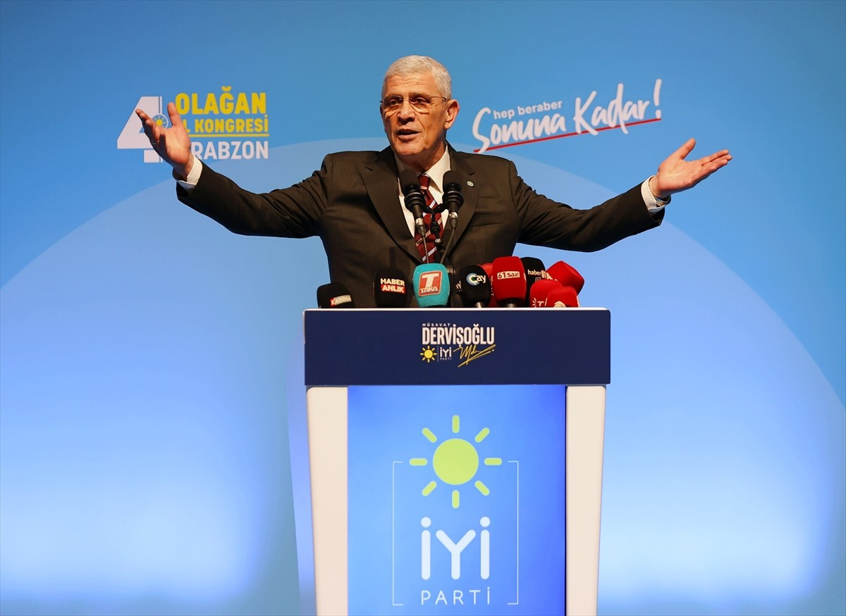 İYİ Parti Genel Başkanı Müsavat Dervişoğlu, partisinin Hamamizade İhsan Bey Kültür Merkezi'nde...