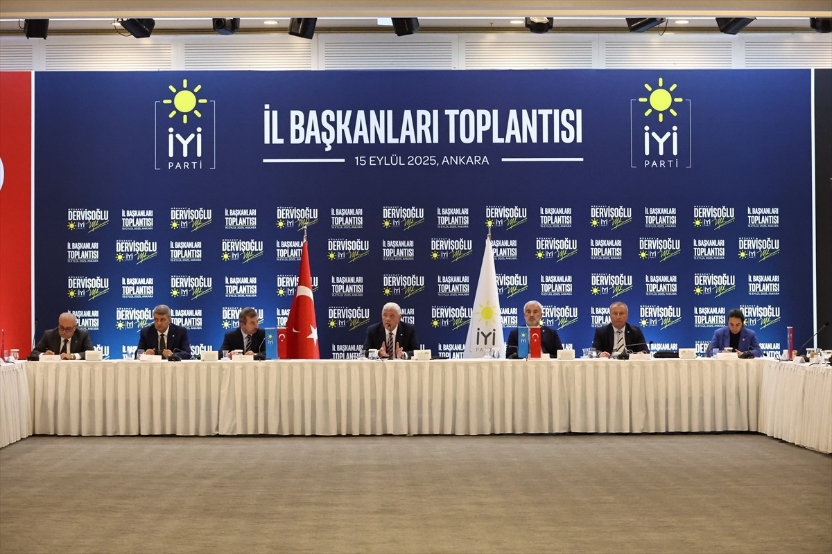 İYİ Parti Genel Başkanı Müsavat Dervişoğlu, partisinin İl Başkanları Toplantısı'na başkanlık...