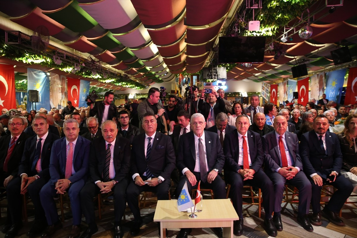 İYİ Parti Genel Başkanı Müsavat Dervişoğlu (sağ 4), Aydın'ın Efeler ilçesindeki bir düğün...