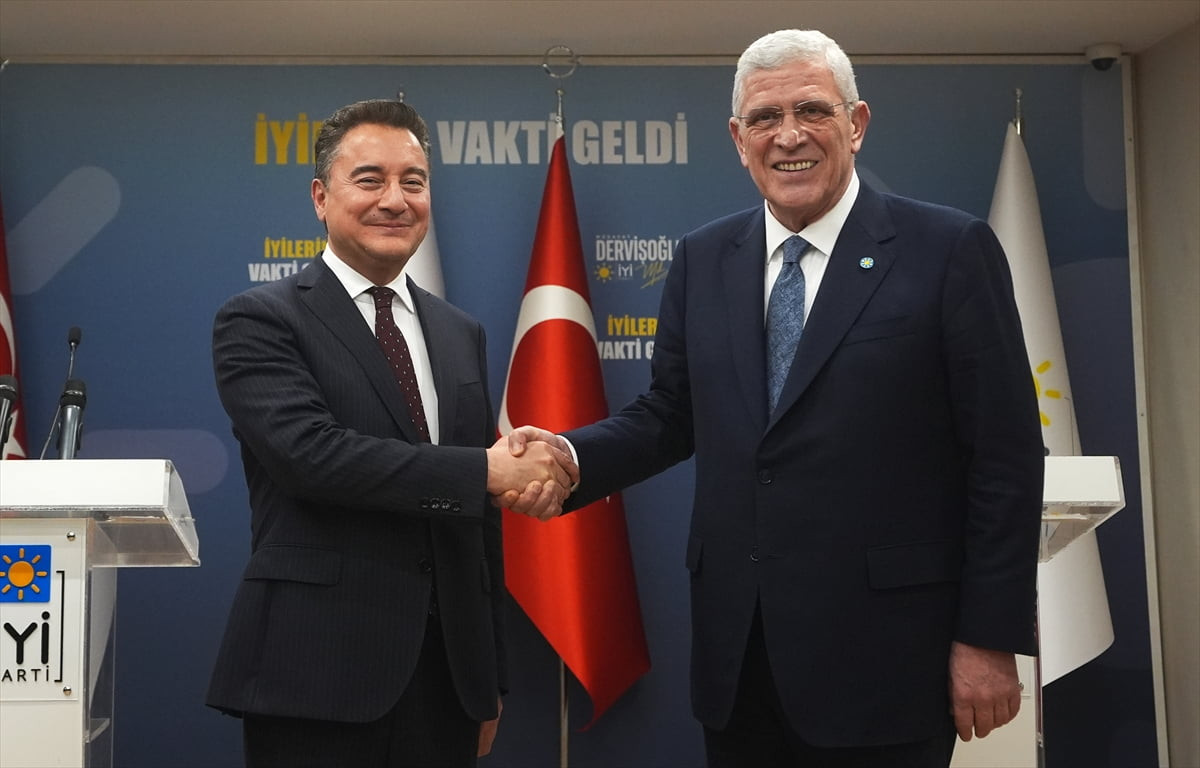 İYİ Parti Genel Başkanı Müsavat Dervişoğlu (sağda), DEVA Partisi Genel Başkanı Ali Babacan (solda)...