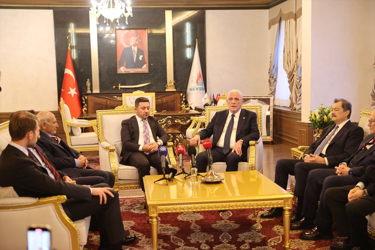 İYİ Parti Genel Başkanı Müsavat Dervişoğlu (sol4), Nevşehir Belediye Başkanı Rasim Arı'yı (sol3)...