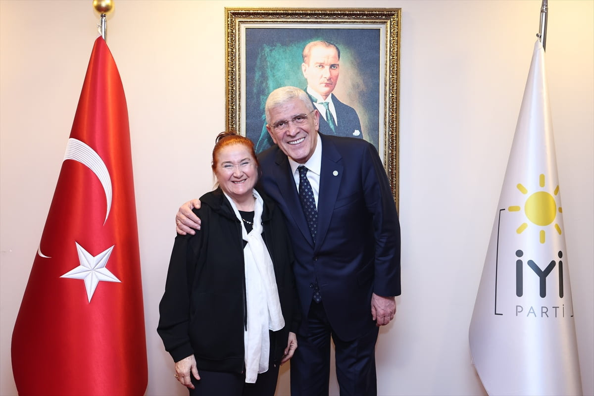  İYİ Parti Genel Başkanı Müsavat Dervişoğlu, Türk halk müziği sanatçısı Sabahat Akkiraz ile genel...