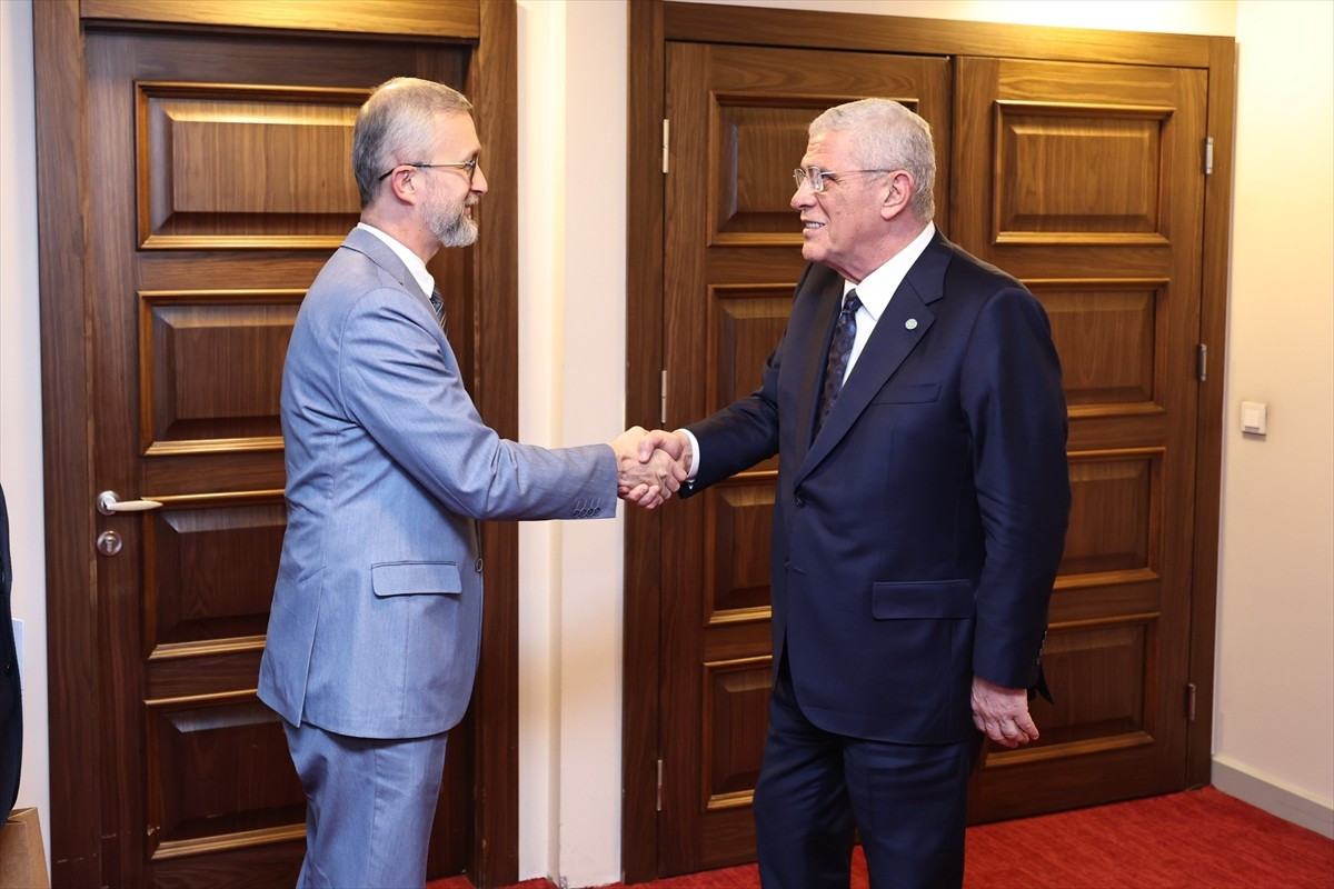  İYİ Parti Genel Başkanı Müsavat Dervişoğlu, Ukrayna'nın Ankara Büyükelçisi Nariman Celal ile bir...