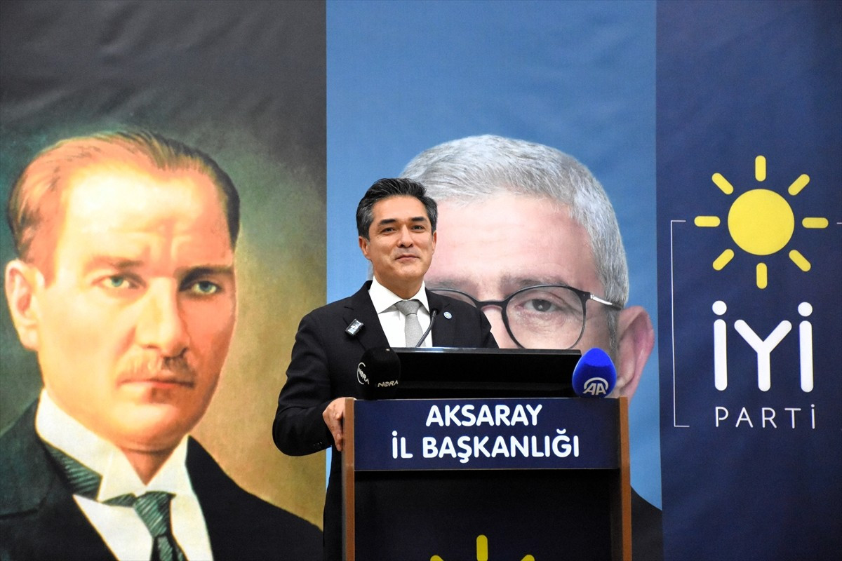 İYİ Parti Grup Başkanvekili Buğra Kavuncu, Aksaray 4. Olağan İl Kongresinde partililerle bir araya...