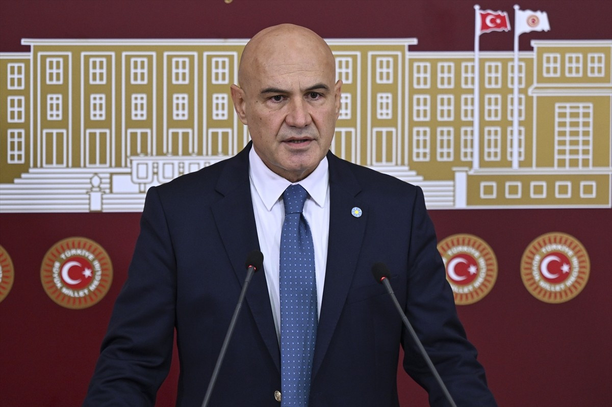 İYİ Parti Grup Başkanvekili Turhan Çömez, TBMM'de basın toplantısı düzenledi.