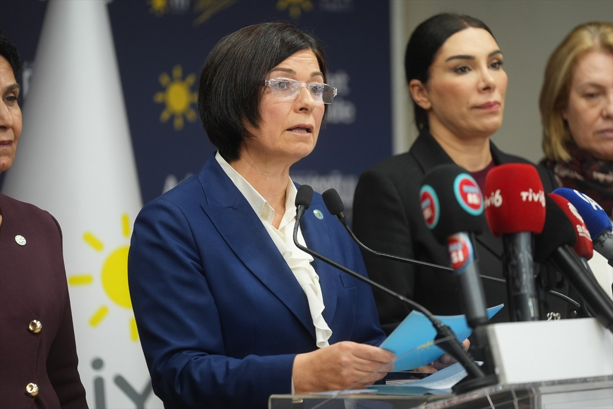 İYİ Parti Kadın, Aile ve Sosyal Hizmetler Başkanı Kevser Ofluoğlu, partisinin genel merkezinde...
