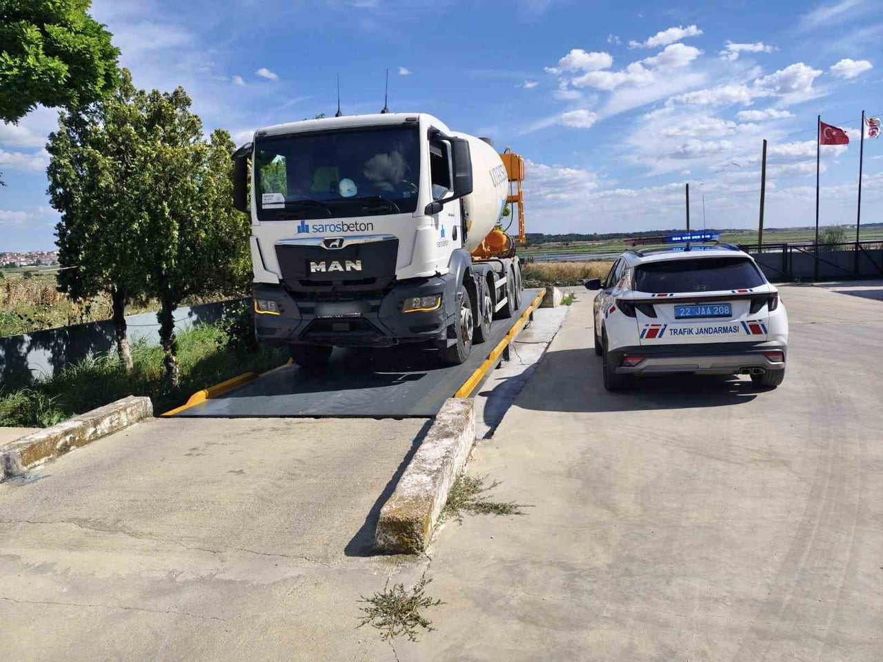 İZİN VERİLEN YÜK SINIRINI AŞAN BİR ÇİMENTO KAMYONUNA 60 BİN LİRA CEZA UYGULANDI.