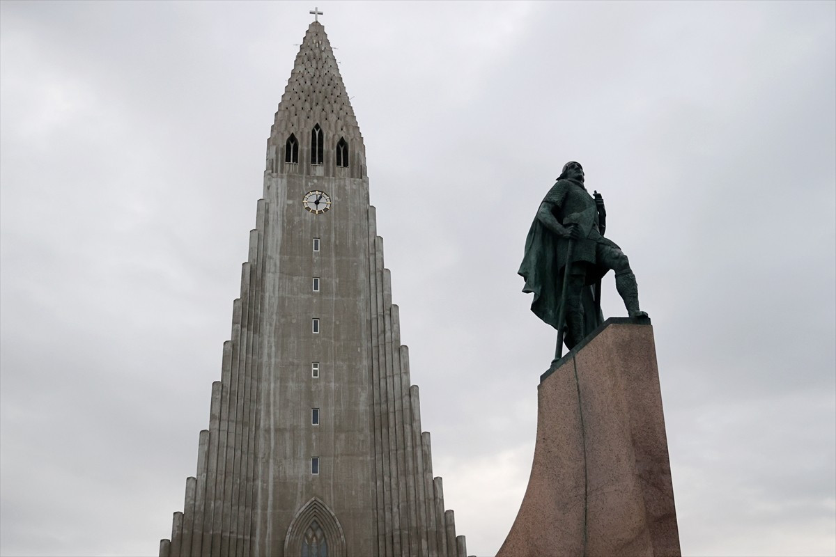 İzlanda'nın başkenti Reykjavik'te yanardağdan esinlenilerek tasarlanan ve şehrin her yerinden...