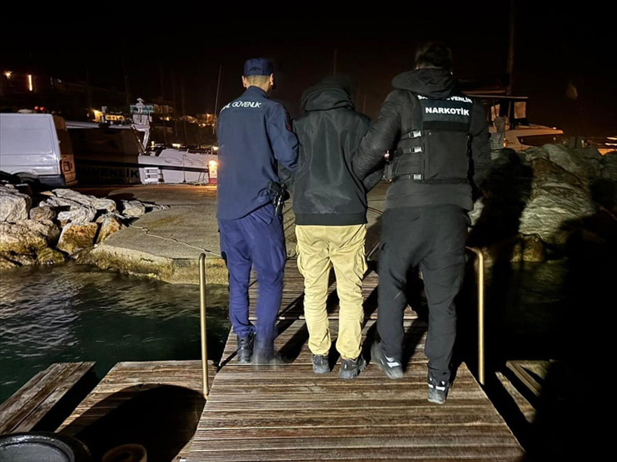 İzmir açıklarında motor arızası nedeniyle sürüklenen lastik bottaki 38 düzensiz göçmen kurtarıldı...