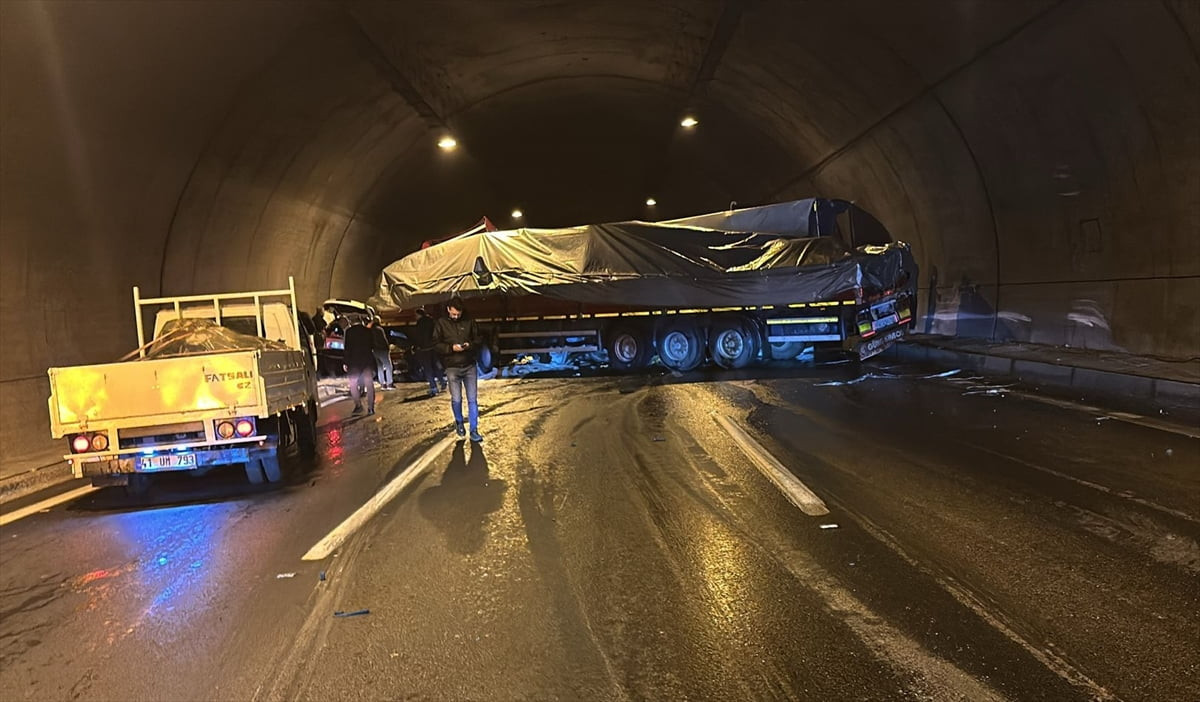 İzmir-Aydın Otoyolu üzerindeki 75. Yıl Selatin Tüneli'nde 2 otomobil, 2 tır ve 1 yolcu otobüsünün...