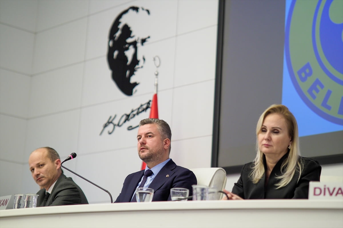 İzmir Buca Belediye Meclisi'nde AK Parti'li meclis üyeleri, işçilerin eylemi sırasında Belediye...