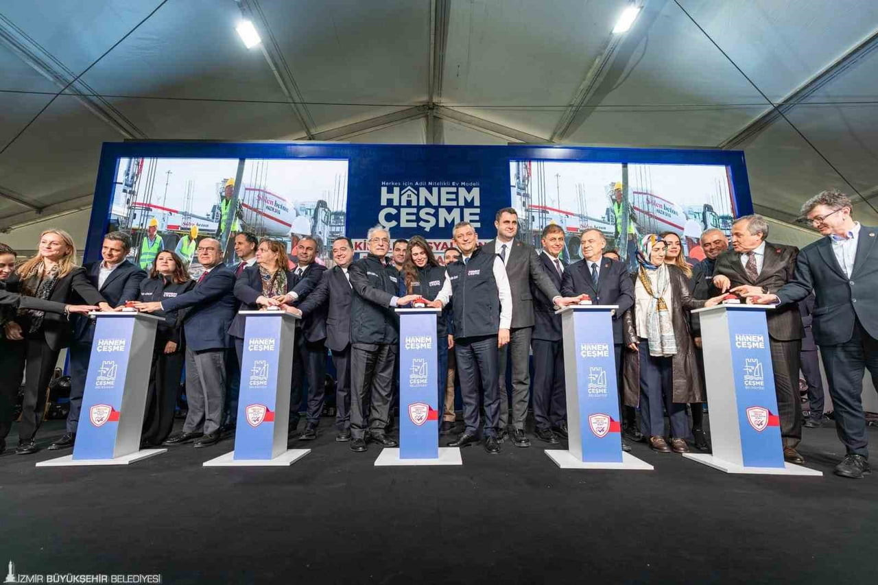 İZMİR BÜYÜKŞEHİR BELEDİYE BAŞKANI CEMİL TUGAY, CHP GENEL BAŞKANI ÖZGÜR ÖZEL İLE BİRLİKTE ÇEŞME...