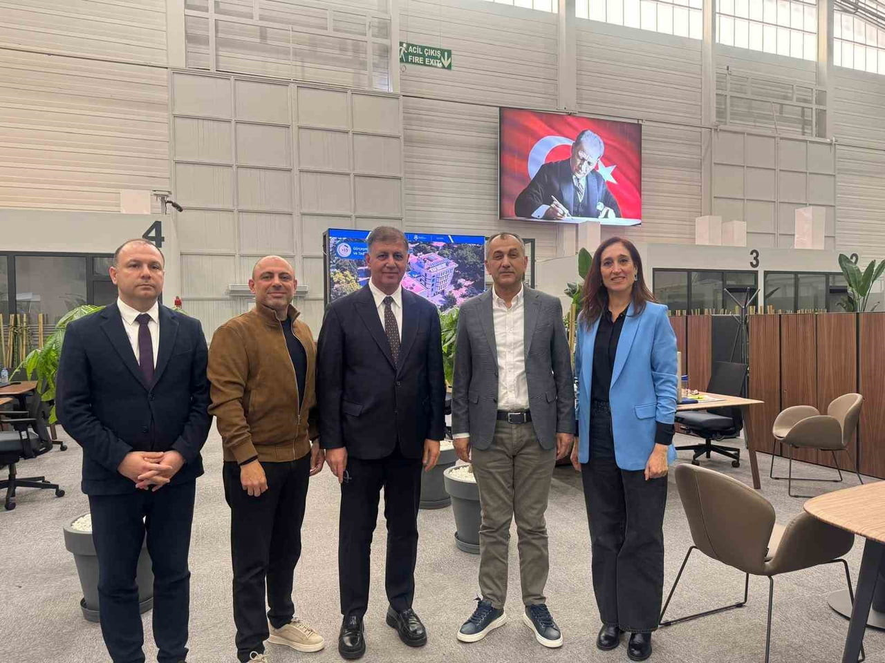 İZMİR BÜYÜKŞEHİR BELEDİYE BAŞKANI DR. CEMİL TUGAY, İMZALANAN PROTOKOLÜN ARDINDAN PROJE MÜELLİFİ...