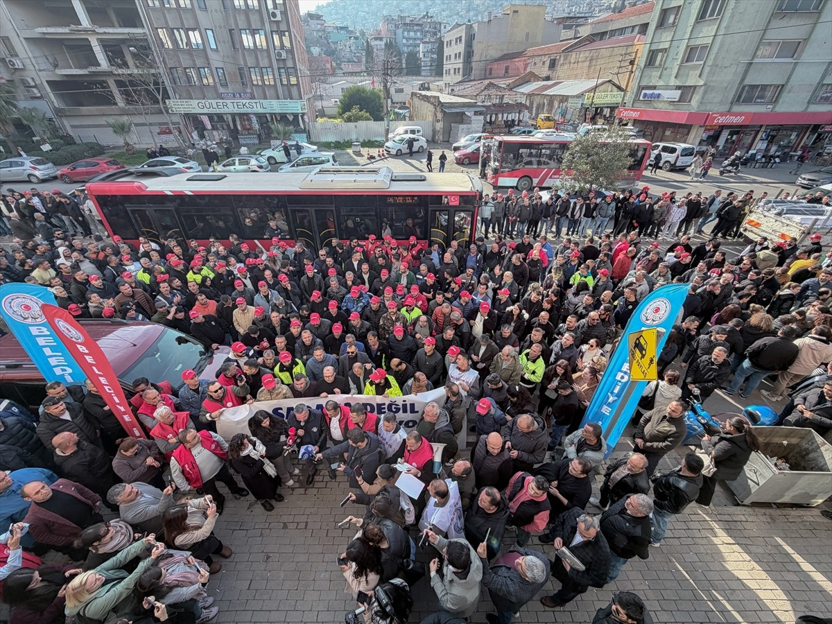İzmir Büyükşehir Belediyesi iştiraki şirketlerinden İZDOĞA, İZBETON ve İZULAŞ çalışanları, kasım...