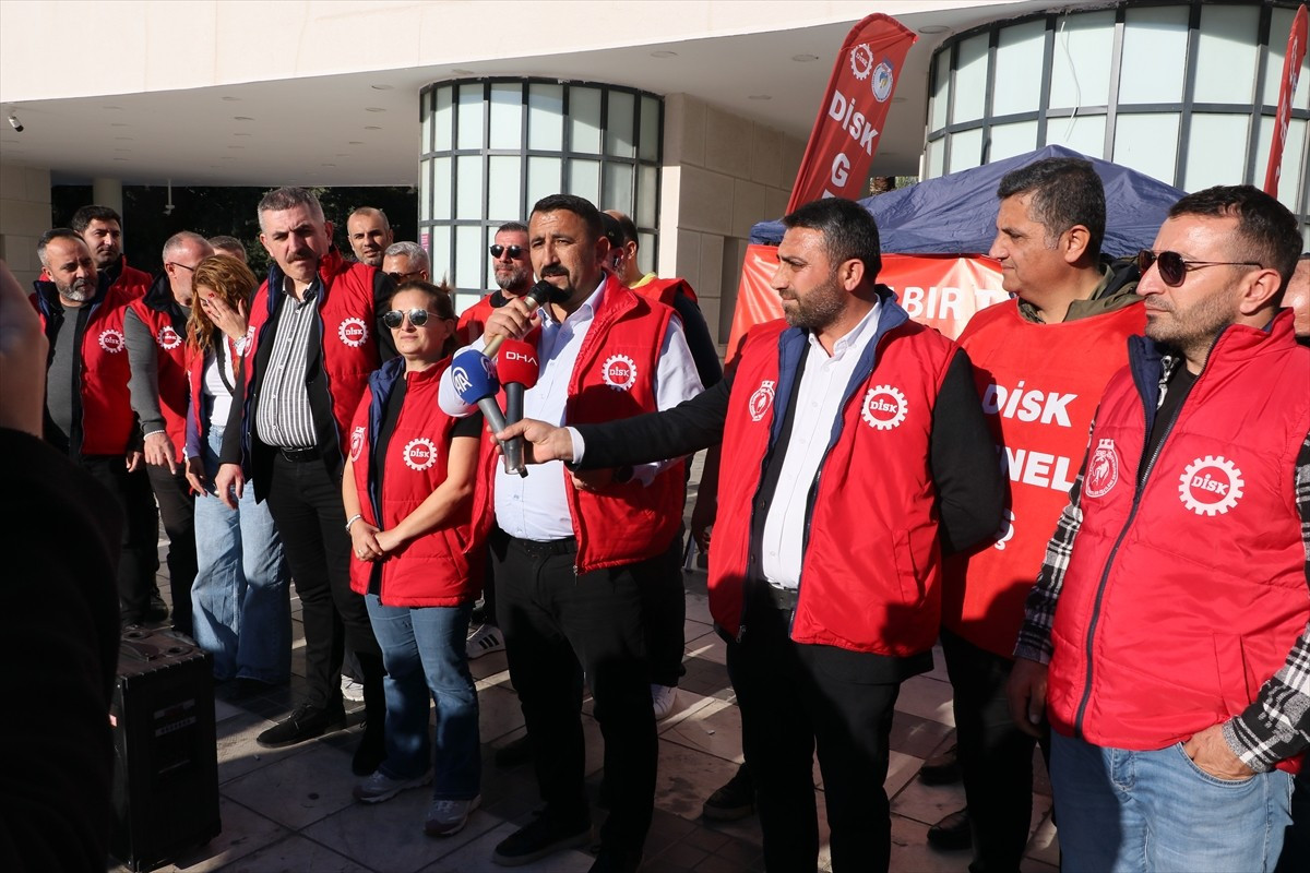 İzmir Büyükşehir Belediyesi iştiraki şirketlerinden İZELMAN, İZENERJİ ve İZFAŞ çalışanları 3 aydır...