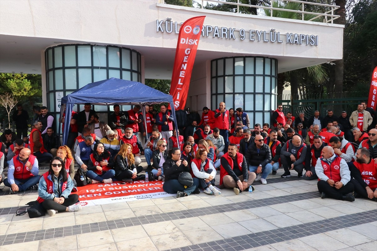 İzmir Büyükşehir Belediyesi iştiraki şirketlerinden İZELMAN, İZNERJİ ve İZFAŞ çalışanları 3 aydır...