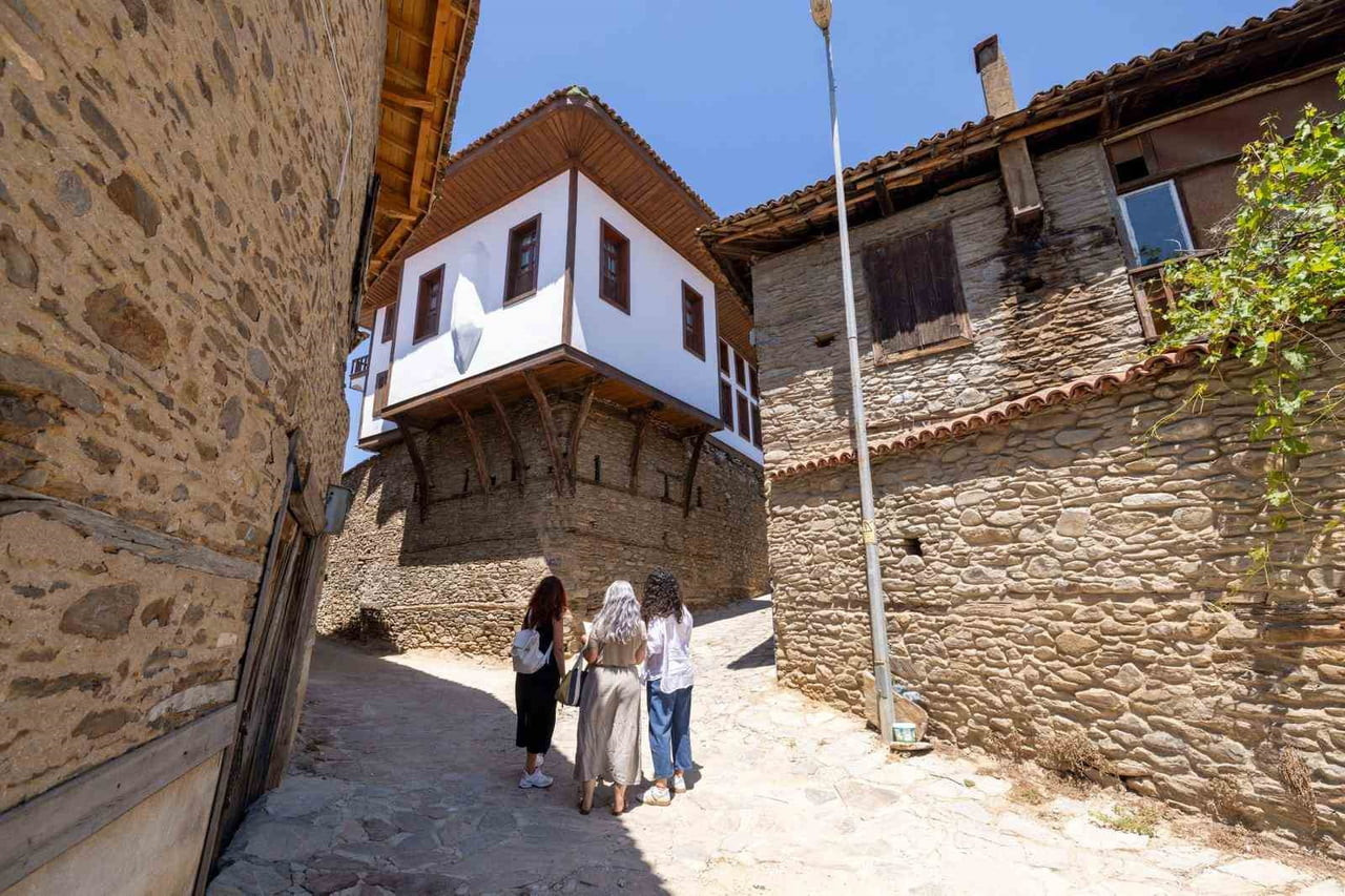 İZMİR BÜYÜKŞEHİR BELEDİYESİ KUDEB EKİPLERİ, TARİHİ MİRASI KORUMAK AMACIYLA 29 İLÇEDE YÜRÜTTÜĞÜ...