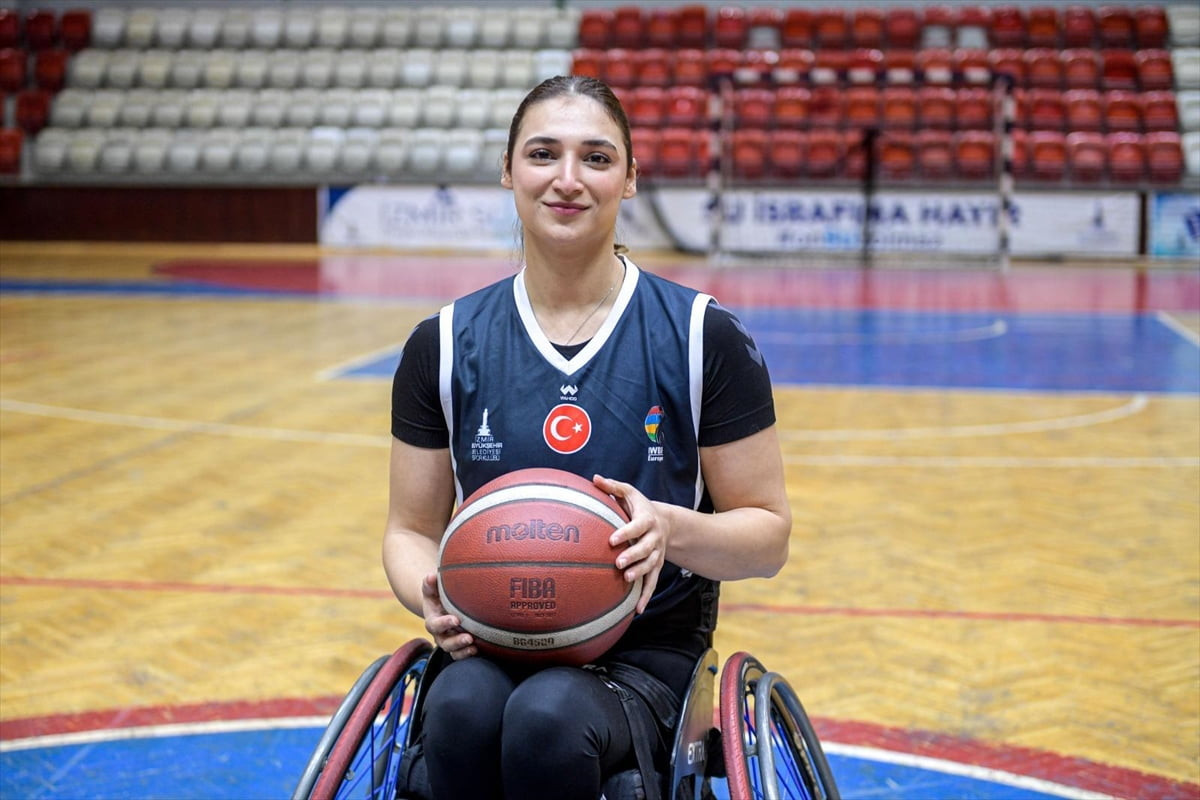 İzmir Büyükşehir Belediyesi Spor Kulübü Tekerlekli Sandalye Basketbol Takımı'nın tek kadın...