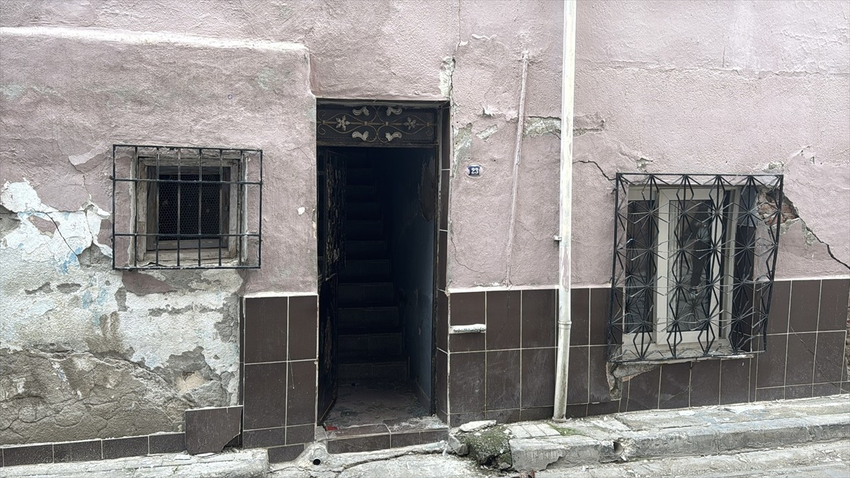 İzmir Büyükşehir Belediyesinin yürüttüğü Onat Tüneli çalışmaları nedeniyle hasar gören bazı evler...