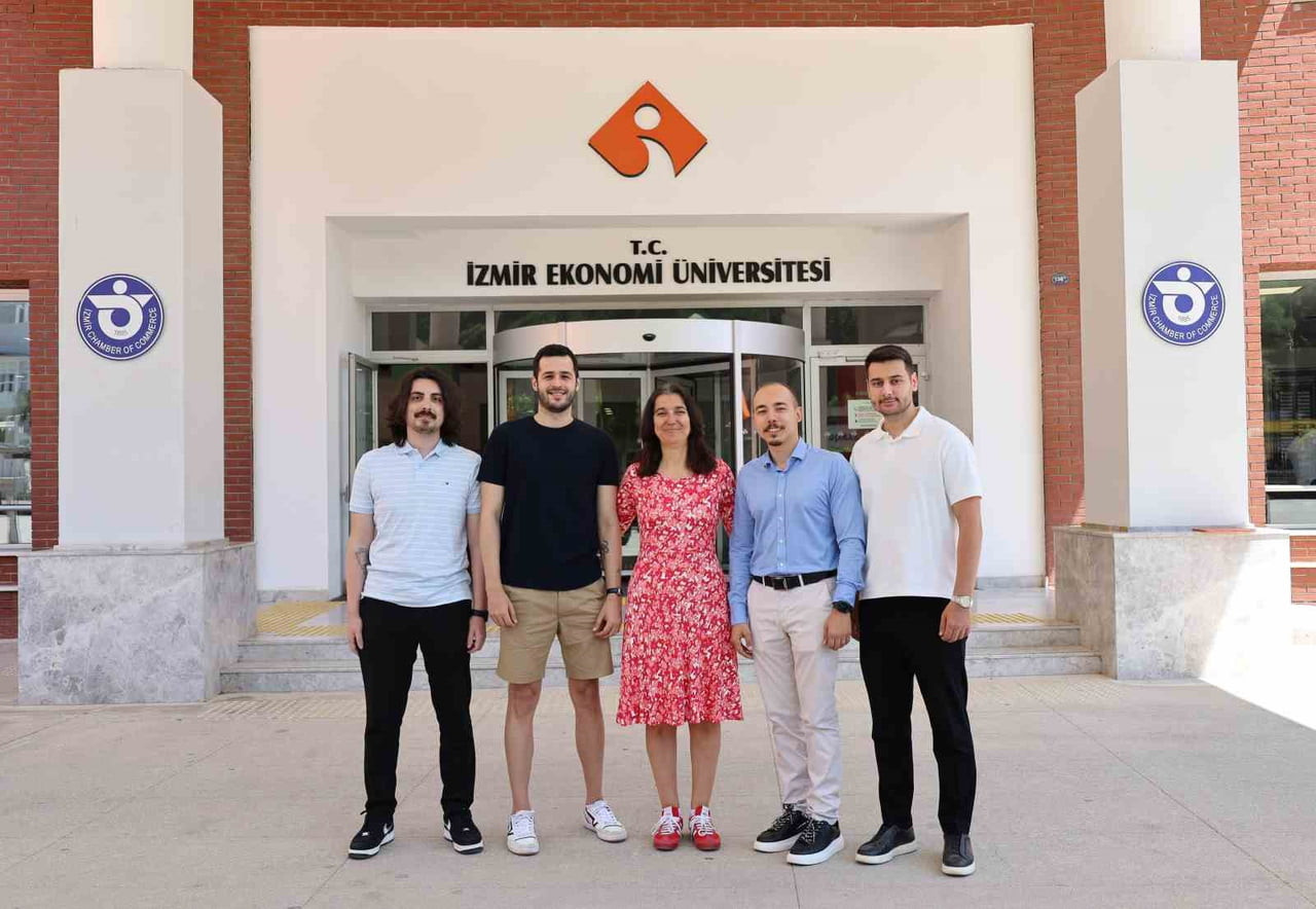 İZMİR EKONOMİ ÜNİVERSİTESİ (İEÜ) ELEKTRİK-ELEKTRONİK MÜHENDİSLİĞİ BÖLÜMÜ MEZUNLARI MERT CAN UÇAR...
