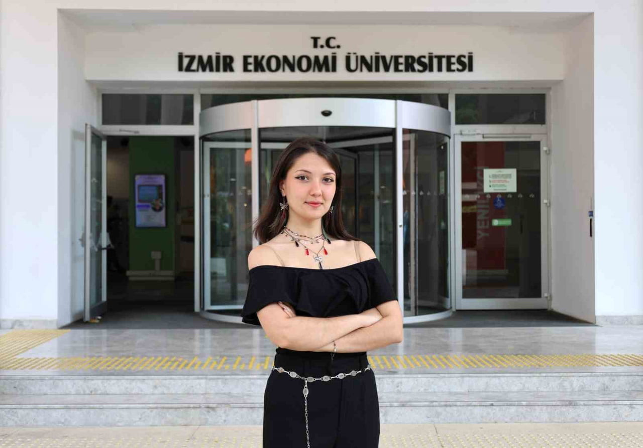 İZMİR EKONOMİ ÜNİVERSİTESİ (İEÜ) İNGİLİZCE MÜTERCİM VE TERCÜMANLIK BÖLÜMÜ ÖĞRENCİSİ TÜRKAN ŞİMAL...
